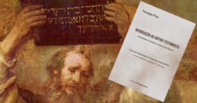 Moisés segurando as Tábuas da Lei