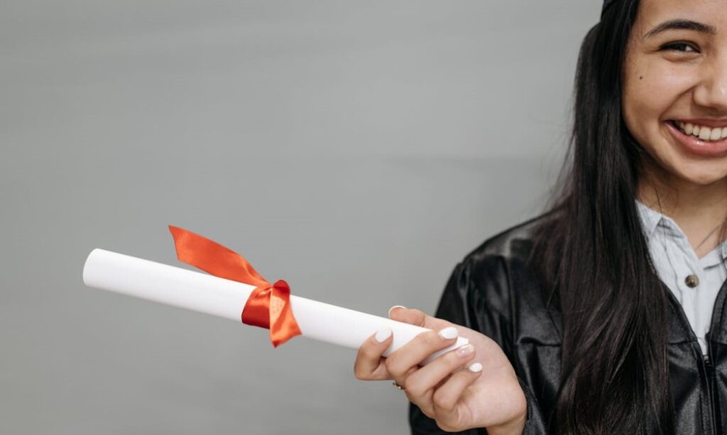 Jovem recebendo o certificado de teologia