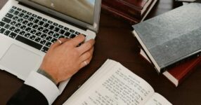 Eisegese versus Exegese: A diferença fundamental que todo intérprete da Bíblia precisa dominar