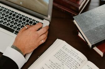 Eisegese versus Exegese: A diferença fundamental que todo intérprete da Bíblia precisa dominar