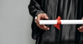 Homem recebendo o certificado de teologia