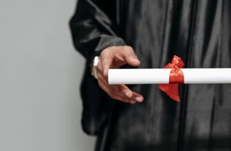 Homem recebendo o certificado de teologia