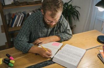 Estudante da Bíblia fazendo anotações