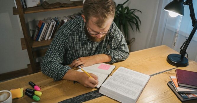 Estudante da Bíblia fazendo anotações